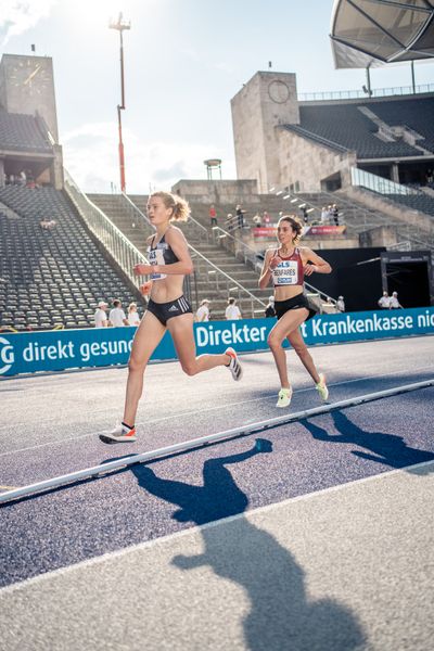 Alina Reh (SCC Berlin) vor Sara Benfares (LC Rehlingen) ueber 5000m waehrend der deutschen Leichtathletik-Meisterschaften im Olympiastadion am 26.06.2022 in Berlin